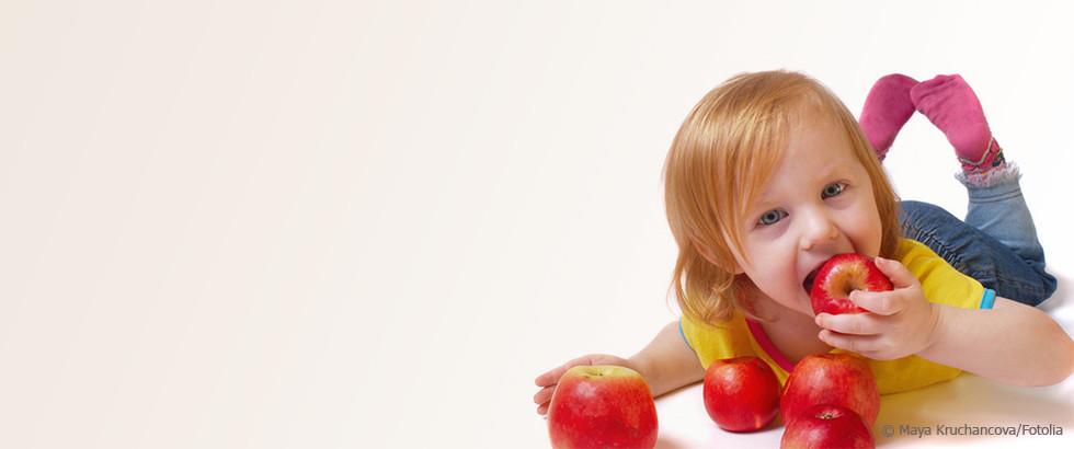 Um den ersten Geburtstag nähert sich die Ernährung des Kindes der Familienkost an. In dieser Periode wird ein gesundes Ernährungsverhalten maßgeblich geprägt.